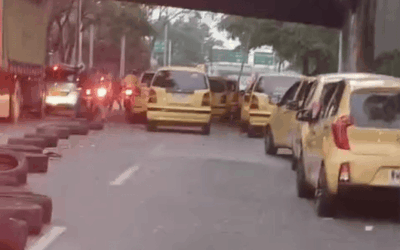 Molestia de conductores por bloqueos en el paro de taxistas en Medellín