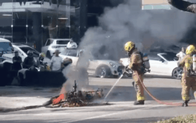 Motocicleta se incendió en plena avenida El Poblado; bomberos controlaron la emergencia