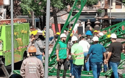 Incidente durante la instalación del árbol navideño en Envigado