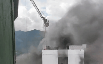 Un obrero rescata a su compañero tras incendio en un edificio