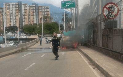 Incendio vehicular en la glorieta de Solla generó alarma en Bello
