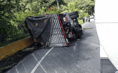 Accidente de tránsito en la loma de Matasanos: tractocamión volcó en el sector La S