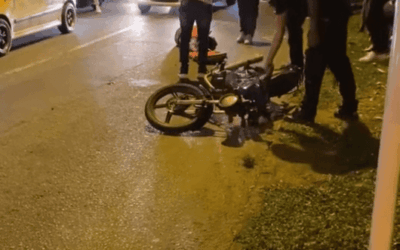 Presunto ladrón fue detenido por la comunidad en el mall de Belén La Mota; su motocicleta terminó incinerada