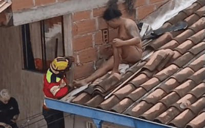 Bomberos rescatan a un gato atrapado entre dos viviendas