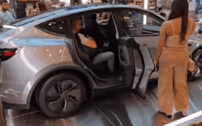 Tesla abre su primera tienda en el Centro Comercial El Tesoro