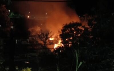 Incendio en parqueadero de Barbosa deja varios vehículos afectados