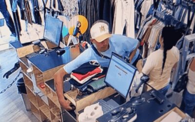 Dos personas robaron un celular en un almacén de los outlet de Industriales