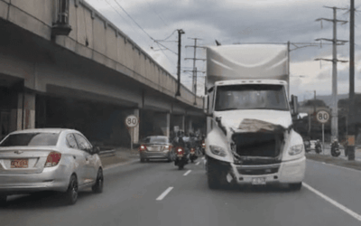 Parecía que iba en reversa por la Regional, pero en realidad la tractomula estaba siendo remolcada