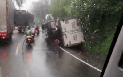 Volcamiento de camión en la autopista Medellín–Bogotá