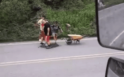 Indignación en la Autopista Medellín–Bogotá: transeúntes terminan tapando los huecos