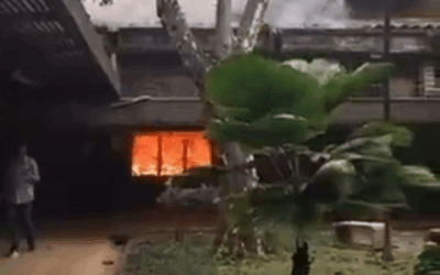 Encapuchados incendiaron una oficina dentro del Poli