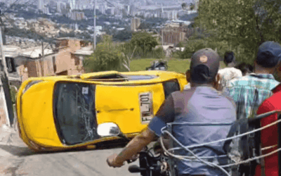 Taxi se volcó en vía que conecta Blanquizal con el sector Olaya Herrera