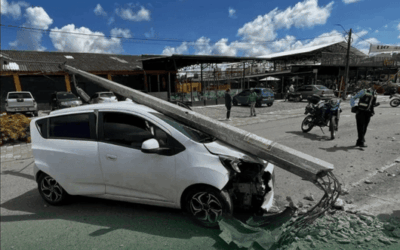 Fuerte accidente en la vía a Marinilla: vehículo terminó contra un poste