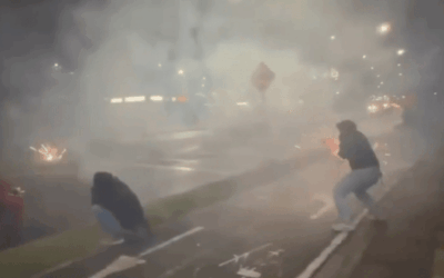 Jóvenes protagonizan nueva “guerra de bengalas” en vía pública de Rionegro; uno resultó impactado