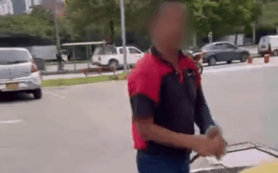 Denuncian a taxista que habría amenazado con un cuchillo tras un reclamo en la vía