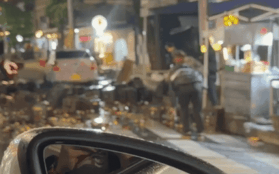 Varias cajas de cerveza cayeron de un camión en el noroccidente de Medellín