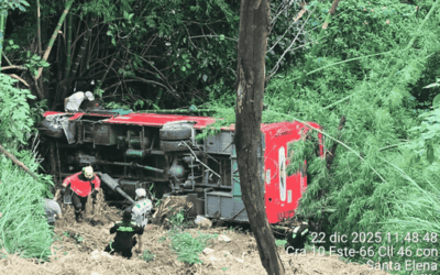 Atención. Bus se fue a un abismo en Santa Elena