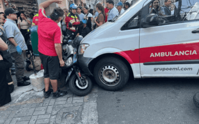 Ambulancia sin frenos causó accidente y dejó a un agente de tránsito herido en Bello