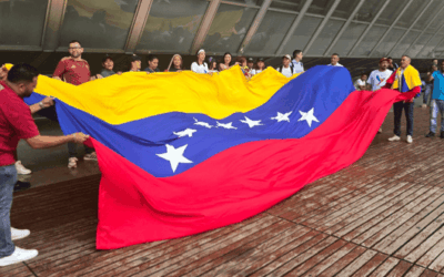 Euforia en Medellín: venezolanos celebraron en el Parque de las Luces la captura de Nicolás Maduro