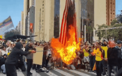 Manifestación en Medellín: queman bandera de EE. UU. y retrato de Donald Trump en la Av. Oriental