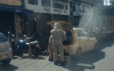 Insólito rescate: un panal de abejas sorprendió dentro de un taxi en Barrio Triste, Medellín