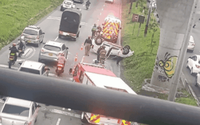 Accidente en la Autopista Sur: vehículo se volcó a la altura de la estación Ayurá