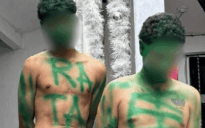 Como castigo, los pusieron a andar desnudos por el barrio