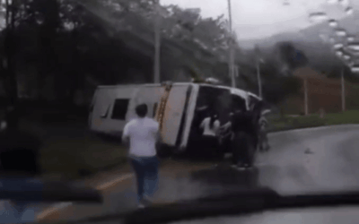 Accidente de tránsito con volcamiento de bus en la vía Medellín–Santa Fe de Antioquia