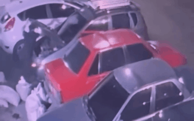 Robo a vehículo en Aranjuez, Medellín: delincuentes huyeron en un Renault 9 rojo