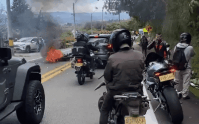 Trágico choque entre motos de alto cilindraje obligó al cierre de la vía al aeropuerto en Antioquia