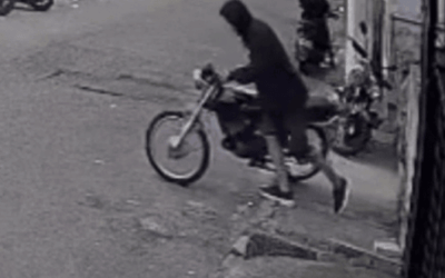 Hurto de motocicleta quedó registrado en video en el barrio Manrique