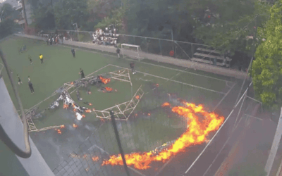 Momento de pánico en Envigado: globo incendiado cayó en una cancha mientras niños jugaban fútbol