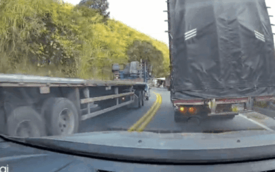 Imprudencia de dos tractomulas en la vía Cañasgordas–Santa Fe de Antioquia