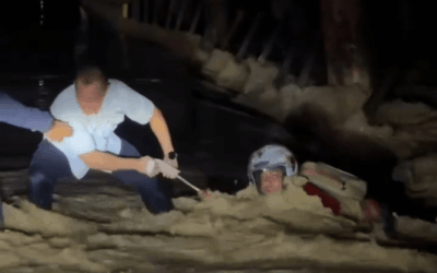 Gobernador de Córdoba y su equipo rescatan a motociclista que iba a ser arrastrado por la corriente en la vía a Montelíbano