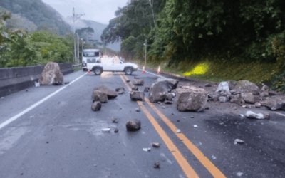 Paso a un solo carril en la vía Cauya – La Pintada por caída de rocas