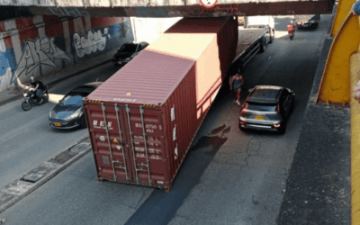 Tractomula pierde su contenedor en la Avenida 80 y genera incidente vial en Medellín