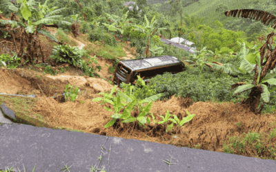 Bus se salió de la vía en la carretera La Pintada–Medellín y dejó un conductor lesionado