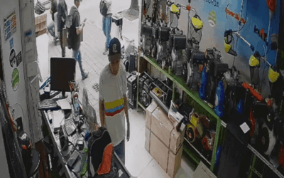 Hurto en local comercial en Medellín quedó registrado en cámaras de seguridad