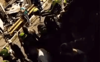 Ciudadanos interrumpen operativo policial en Manrique y una mujer es capturada por agredir a un uniformado