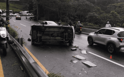 Accidente de tránsito con volcamiento en la vía al Alto de Las Palmas
