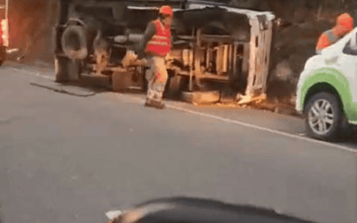 🚨 Volcamiento de vehículo en la Variante a Caldas genera congestión vial