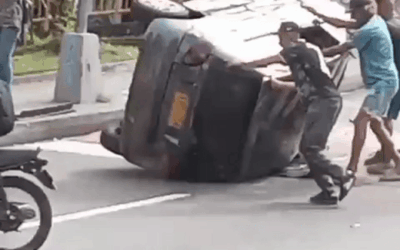 Volcamiento de vehículo genera emergencia vial en la calle Barranquilla, en Medellín