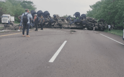 Tractomula se volcó en la vía Puerto Salgar – Medellín y mantiene el corredor totalmente cerrado