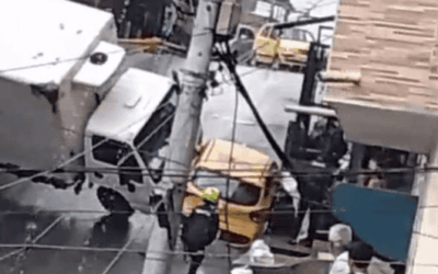 Choque entre camión y taxi dejó solo daños materiales en Santa Cruz, Medellín