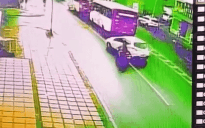 Motociclista resultó herida tras accidente con vehículo que se dio a la fuga en el centro de Medellín