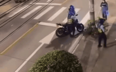Motociclista cayó al intentar evadir control de autoridades en Manrique La 45