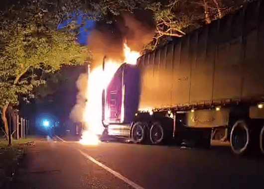 Escalada de violencia en Caucasia: vehículos de carga son incinerados en medio del paro minero