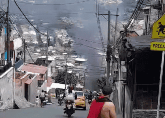 Emergencia en Medellín: vehículo cayó a una quebrada y provocó incendio en vivienda