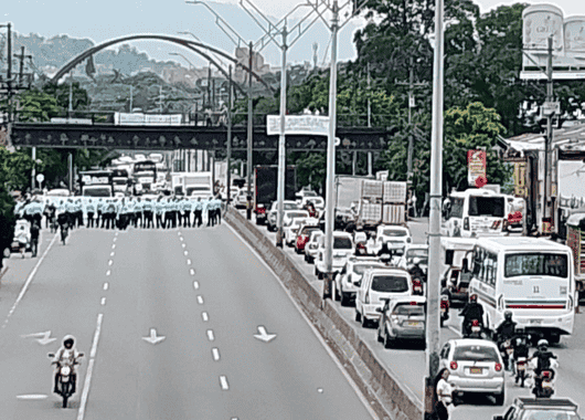 Funcionarios de Movilidad realizan manifestación en la Autopista Norte