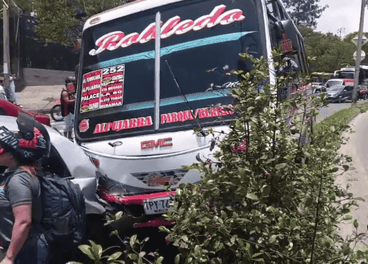 Accidente múltiple en la avenida 80 genera congestión en Medellín